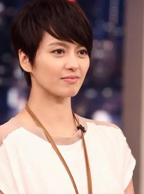 唱歌女星排名_唱歌美女明星_唱歌好的女明星