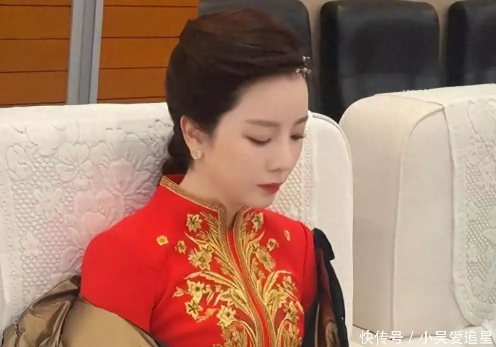 央视李思思县城商演吹冷风，刘涛没戏拍，明星低谷谋生太扎心